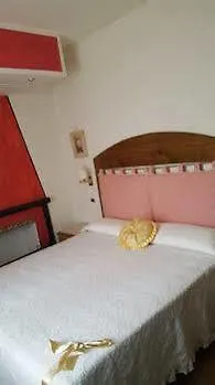 La Casa Gialla Montignoso 0*,
