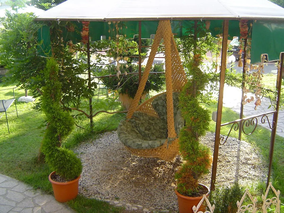 La Casa Gialla Montignoso 0*,